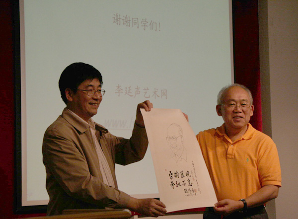 上海大学校党委书记于信汇代表上海大学接受李延声捐赠的钱伟长画像